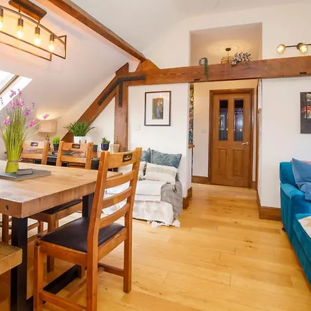 Centre Riverside Apartment-central Location