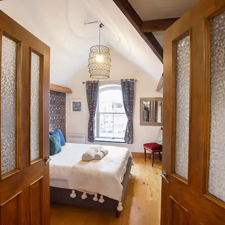 Apartment Centre Riverside Apartment-central Location York