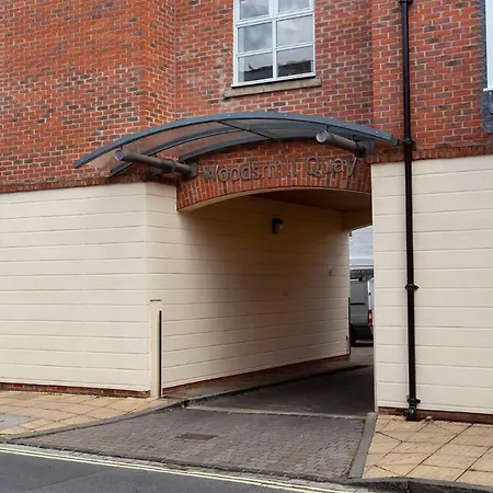 Centre Riverside Apartment-central Location York