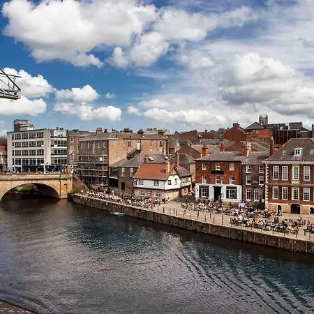 Centre Riverside Apartment-central Location York